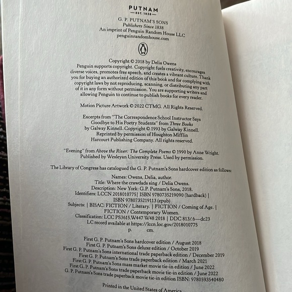 ☘️ Where the Crawdads Sing by Delia Owens book novel preread good condition 📚 - Picture 5 of 6